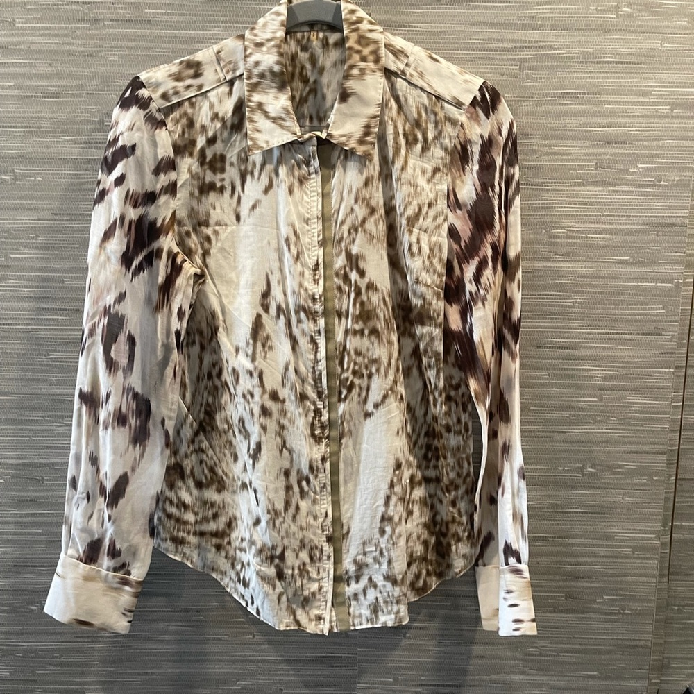 Elie Tahari blouse. Size Small. So flattering on.